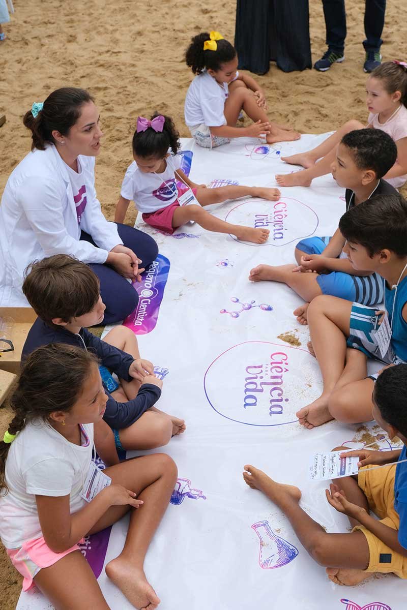 Turma participando de experiência de ciências