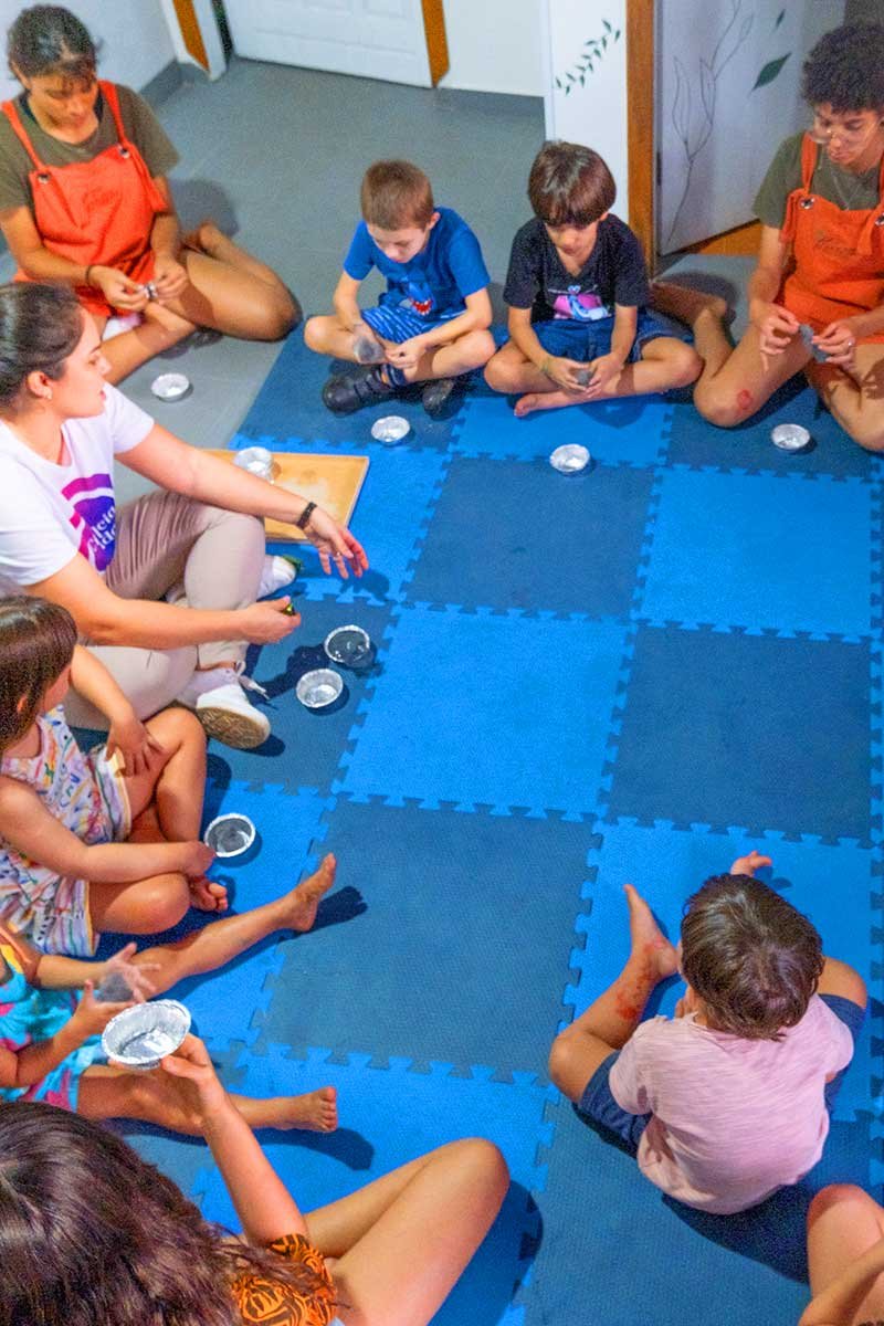 Crianças fazendo descobertas científicas